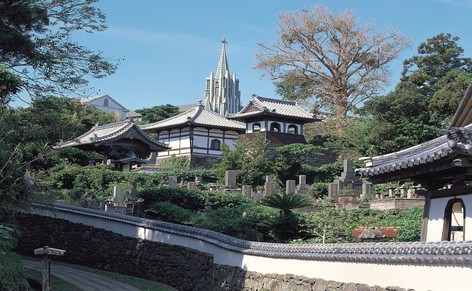 寺院と教会の見える風景