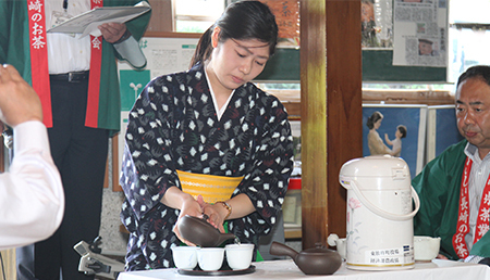 茶娘のお茶入れ