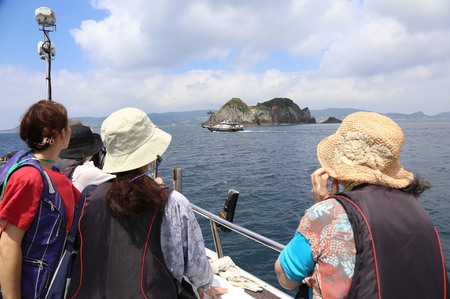 中江ノ島を見学する参加者