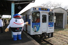 松浦鉄道公式キャラクタのマックス君と列車の画像