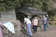 朝鮮井戸を見学する参加者の画像