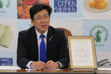 表明する黒田市長の写真