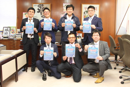 平戸商工会議所青年部と市長の写真