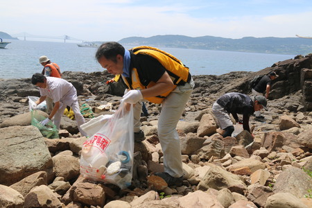 中江ノ島を清掃する職員の画像
