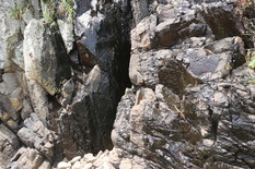 岩の割れ目から聖水が流れでている画像