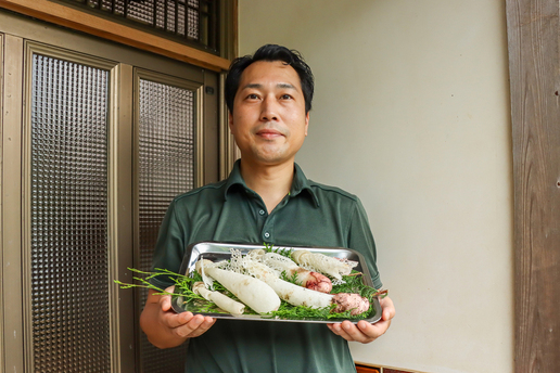 アカダマキヌガサタケを持つ松嶋さん