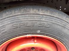 右後輪タイヤ亀裂