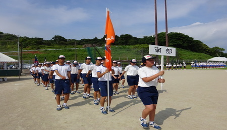 平戸市中総体（陸上競技）での行進の様子