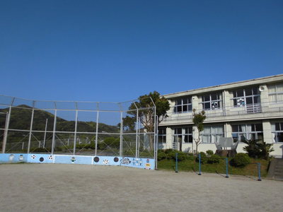 正面玄関より向かって左側です。運動場には鉄棒やバックネットがあります。地域スポーツクラブのサッカーや野球，バレーボールに所属している児童もいます。