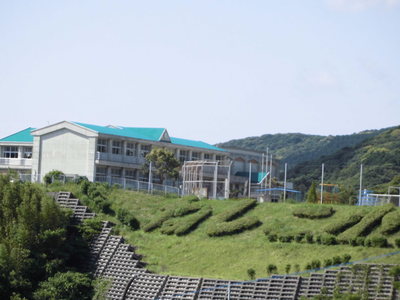 高台にある根獅子小学校です