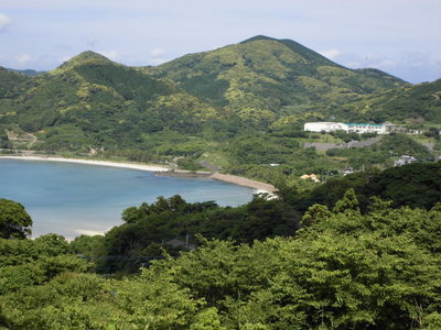 根獅子小学校と根獅子の浜遠景です