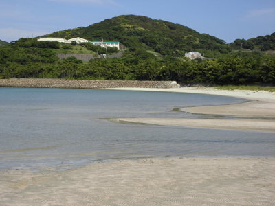 根獅子の浜西側より校舎を見ています