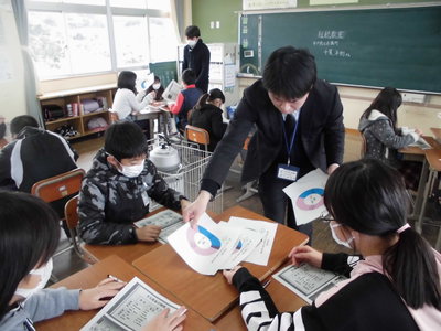 平戸市商工会議所の方から資料をいただいている5・6年生