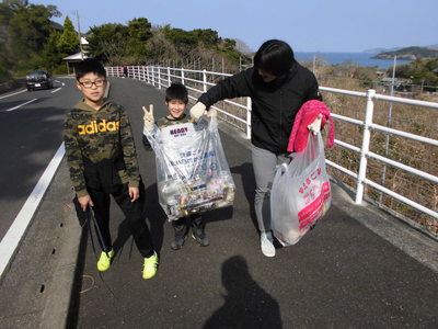 地区別に分別しながらゴミひろいをして集まった収集袋