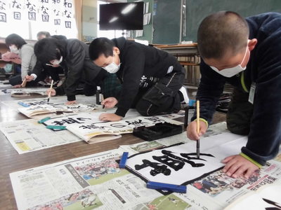 6年生が「夢の実現」と書初めで書いています。