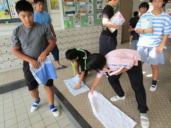 高学年の子どもが片付けを率先してします