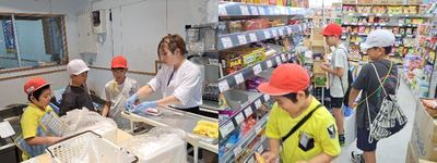 スーパー見学の様子