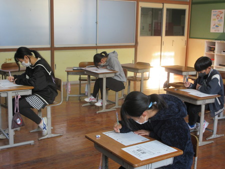 市の学力調査の様子
